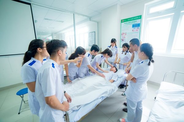 Học trung cấp điều dưỡng từ xa